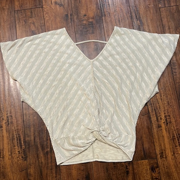 Daytrip Women’s Twisted Front Top - Picture 4 of 10